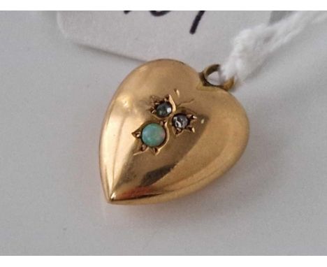 A heart pendant with diamond and opal 15ct gold