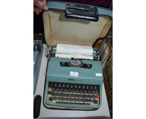 Olivetti Lettera 32 Manual Typewriter with Original Carry Case 