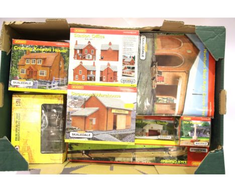 Hornby Skaledale Scenix railway buildings Skale Regis goods shed, station office, strawsons warehouse, lock chamber, crossing