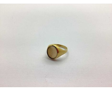 A 9ct Gold Signet Ring, with hardstone inlay set between tapered shoulders of plain design, (finger size U).