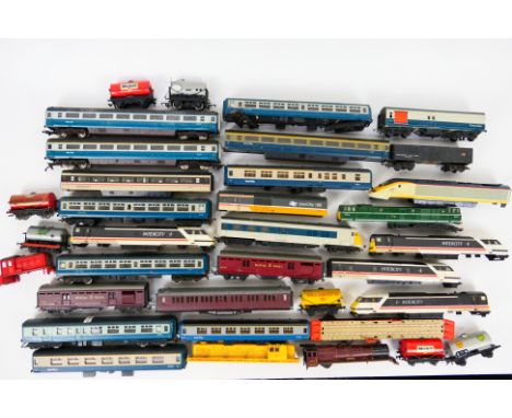 Hornby - Jouef - Triang - Hornby Dublo - A large quantity of playworn OO gauge rolling stock and locomotive bodies and parts.