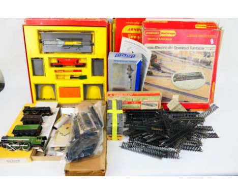 Hornby - Triang - Dapol - Others - A mixed collection of playworn OO gauge model railway accessories, accessory model kits, l