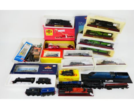 Bachmann - Hornby - Other - A collection of boxed static model locomotives with a small group of OO gauge locomotives and rol