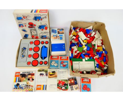 Lego - A quantity of loose vintage Lego bricks with a small amount of boxed vintage Lego accessories including #100 4.5V Moto