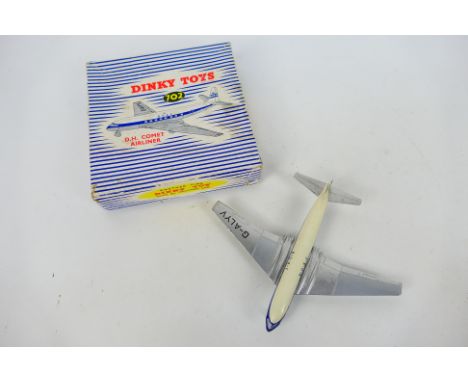 Dinky - A boxed DeHavilland Comet Airliner in BOAC livery # 702. The model appears in Very Good condition with light signs of