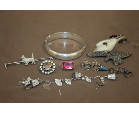 A COLLECTION OF VINTAGE AND ANTIQUE SILVER JEWELLERY, to include a marcasite eagle brooch, a hallmarked silver bangle, a stoc