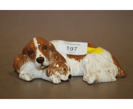 A ROYAL DOULTON CERAMIC LIVER AND WHITE SPANIEL AND PUP FIGURE 