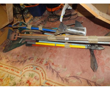 A QUANTITY OF GARDENING TOOLS
