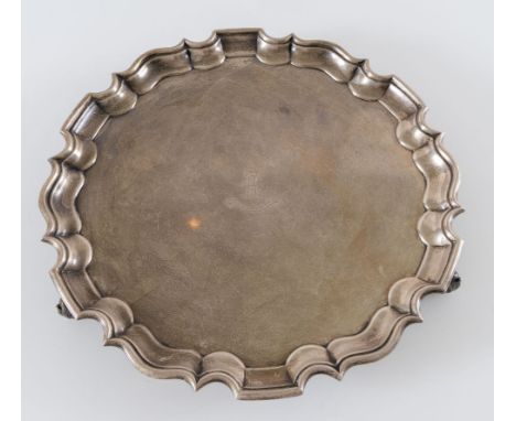 THOMAS BRADBURY AND SOND LTD, Sheffield, 1927. Salver in argento. Sotto la base reca punzoni: stemma dell'argentiere, corona,