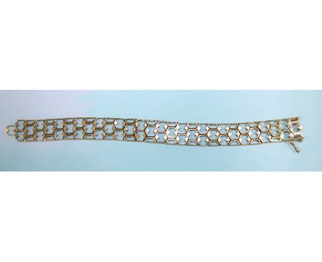 A modern 18 carat hallmarked gold hexagonal honeycomb link gate bracelet, 30gm 