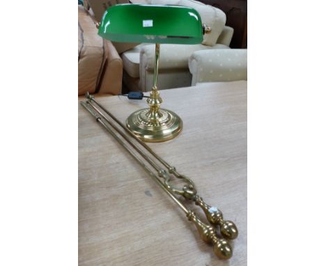 A Victorian style pierced brass fender; 2 brass fire irons; an Edwardian style brass desk lamp