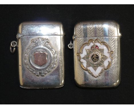 A engine turned silver Vesta case with raised gilt metal crest 'Honi soit qui mal y pense', Birmingham 1922; a plain silver V