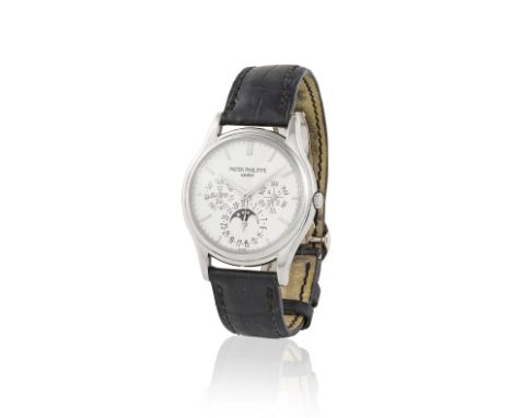 Patek Philippe. A fine 18K white gold automatic perpetual calendar wristwatch with moon phasePatek Philippe. Belle montre bra