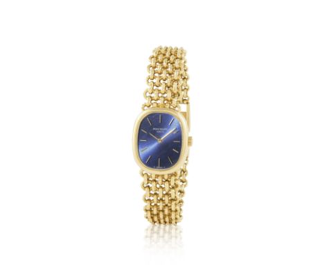 Patek Philippe. A fine lady's 18K gold manual wind bracelet watchPatek Philippe. Belle montre bracelet de dame en or jaune 18