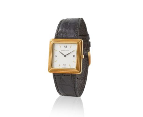Audemars Piguet. An 18K gold square form manual wind wristwatchAudemars Piguet. Montre bracelet de forme carrée en or jaune 1