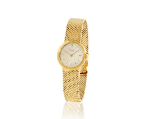 Patek Philippe. A lady's 18K gold manual wind bracelet watchPatek Philippe. Montre bracelet de dame en or jaune 18K (750) mou