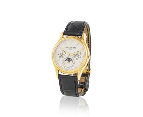 Patek Philippe. A fine 18K gold automatic perpetual calendar wristwatch with moon phasePatek Philippe. Belle montre bracelet 