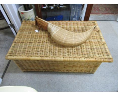 A wicker trunk together with a wick cesta used in the fame of Petota 