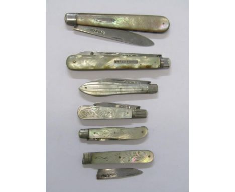 SELECTION OF MOTHER OF PEARL HANDLE SILVER BLADED POCKET KNIVES, 6 in total 