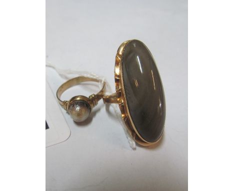 A ladies agate ring and a pearl ring