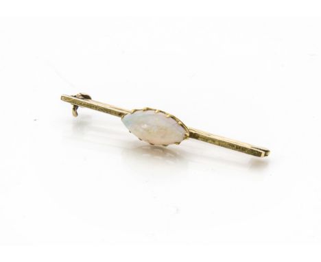 A vintage gold and opal bar brooch, 2.3g and 4.3cm 