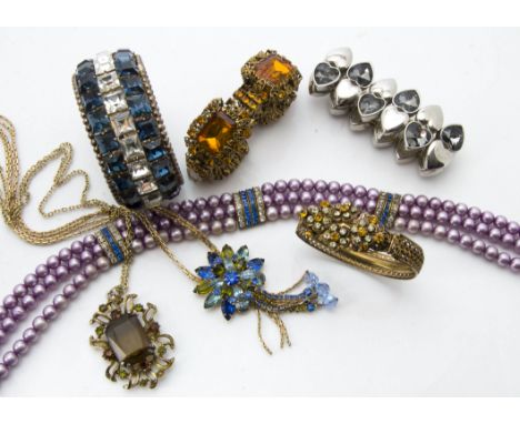 A collection of vintage and modern costume jewellery, including bracelets and bangles, a pair of gilt cufflinks and more (par