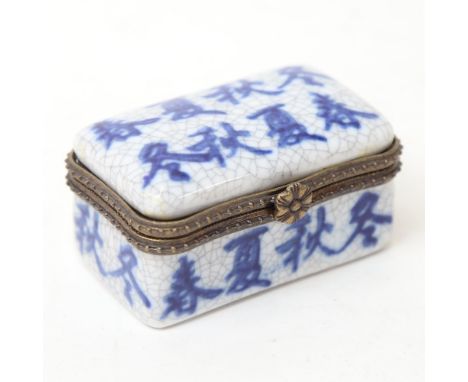 A small Chinese blue and white crackle glaze trinket box, character mark decoration, width 6.5cm 