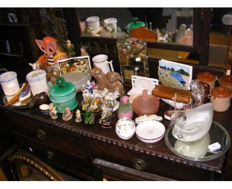 A sundry lot of collectable ceramic and glassware, etc. 