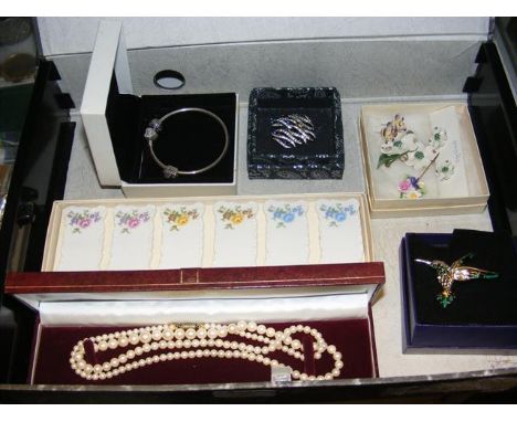 Various collectable costume jewellery including necklaces, Pandora bangle etc.