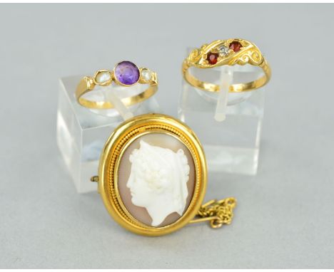 AN EARLY 20TH CENTURY MISCELLANEOUS JEWELLERY COLLECTION, to include an 18ct gold diamond and garnet three stone ring, scroll