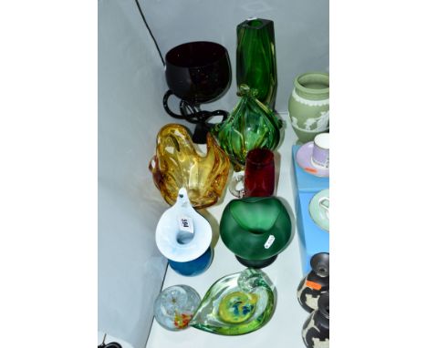 NINE PIECES OF MODERN GLASSWARE, including a Murano glass vase, an Alum Bay pulpit vase, amethyst glass bowl on a scrolled pe