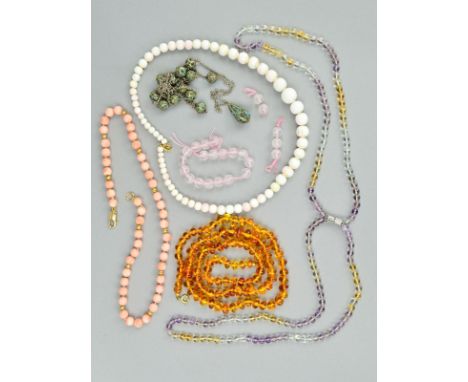 A SELECTION OF GEM JEWELLERY, to include a conch shell bead necklace, a further shell bead necklace, clasp stamped 375, a mod