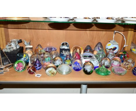 A GROUP OF VARIOUS GLASS PAPERWEIGHTS, ORNAMENTS, etc, to include 'Isle of Wight', Mdina, Caithness, Crystalux Collectables t