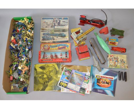 Mixed lot: good quantity of assorted toy soldiers, mostly plastic, including Britains Deetail, Timpo, Lone Star, etc; Sutclif