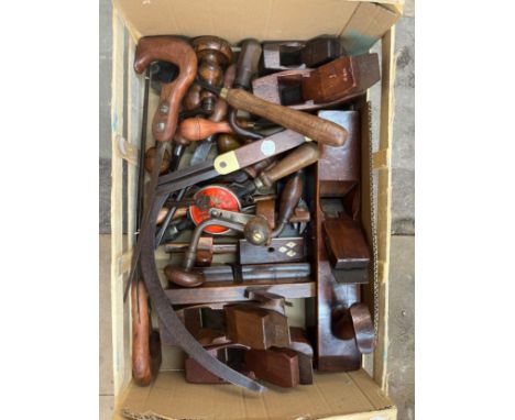 Assorted vintage woodworking tools 