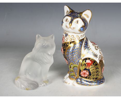 A Royal Crown Derby limited edition Imari Fireside Cat, circa 2005, for Peter Jones of Wakefield, height 13cm, gilt button to