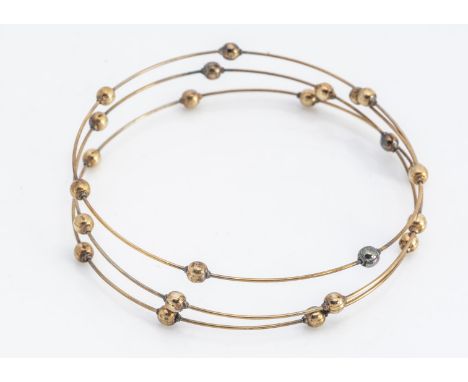 A contemporary 9ct gold expanding wire and bead bangle, closed 5.5cm, 4.6g