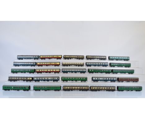 25 OO gauge Bachmann coaches, including Great Western, British Rail, buffet cars, etc