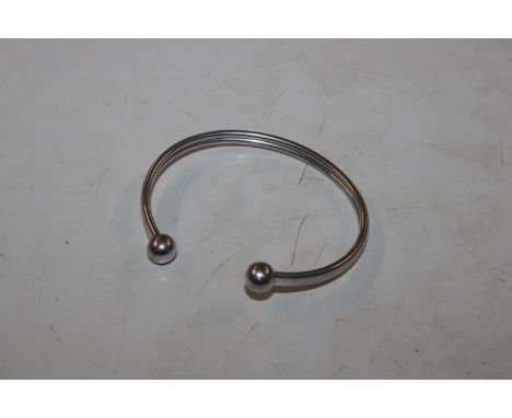A 9ct white gold bangle approx. 4.5gms 