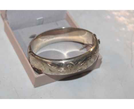 A 1975 Monomil Birmingham Sterling silver bangle, approx. 23gms 