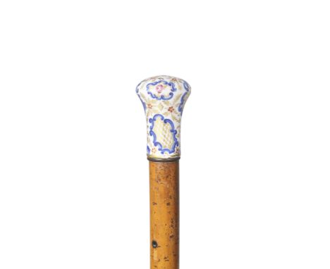 A Continental porcelain cane handle, 19th centuryDecorated with scattered flowers surrounded by gilt foliage, gilt trellis pa