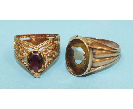 A 9ct gold filigree ring set garnet and a 9ct gold ring with vacant setting, 8.1g, (2).