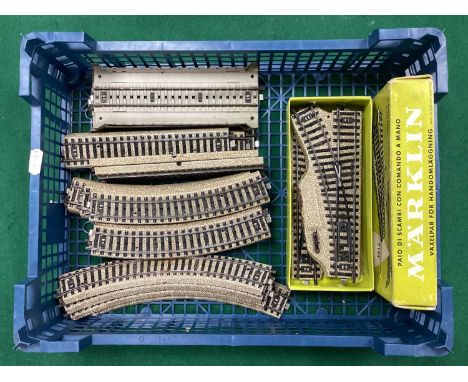 Marklin HO scale stud track comprising two boxed points, six straights, thirteen curves and two bridge pieces.
