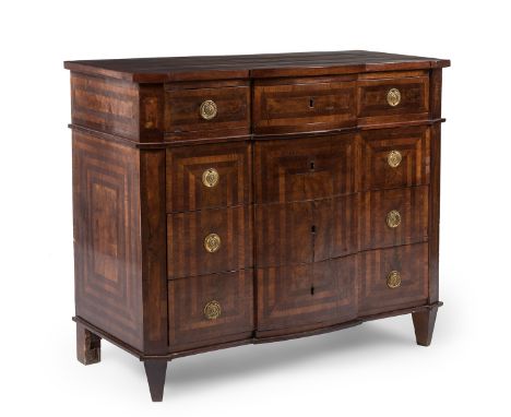 Chest of drawers Carlos IV, pps. s.XIX.Walnut wood, walnut and mahogany veneer, with marquetry.Missing gilt metal handles.In 