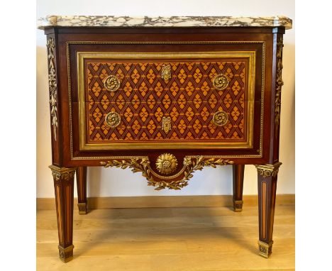 Commode style transition en marqueterie - dessus en Marbre dans le gout de Paul Sormani
Dimensions : L 93 x P 52 x H 94 cm