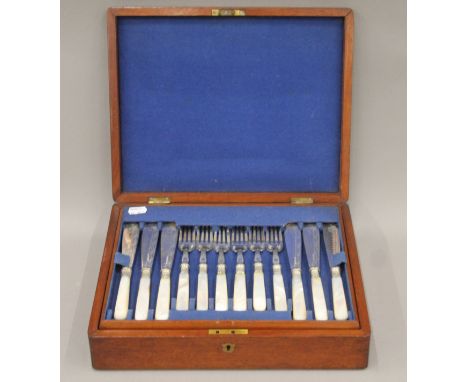 A cased silver-plated fish set. The case 34 cm wide.