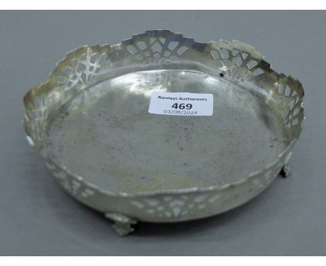 A pierced silver dish. 14 cm wide. 139.9 grammes total weight.