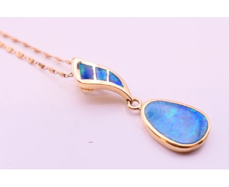 A 14 ct gold opal pendant (2.22 grammes) on a 9 ct gold chain (2 grammes). The pendant 3.25 cm high, chain 44 cm long.