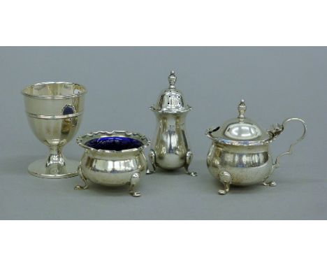 A silver cruet set and an egg cup. The latter 6 cm high. 99 grammes.