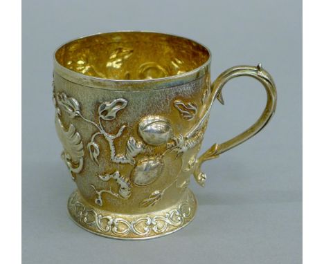 A silver mug with embossed decoration. 8.5 cm high. 163.6 grammes. 